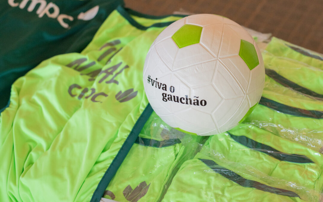 CMPC inicia doação de bolas de futebol a escolas gaúchas